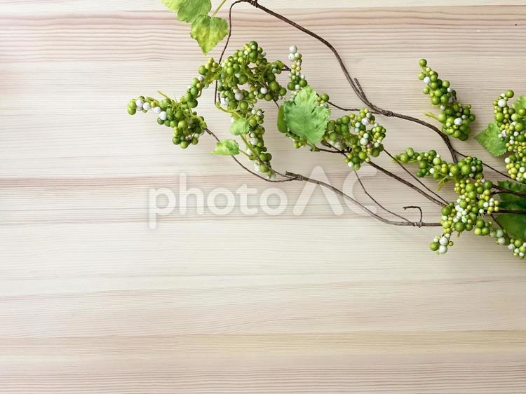 グリーンの実と木目 実,植物,観葉植物の写真素材
