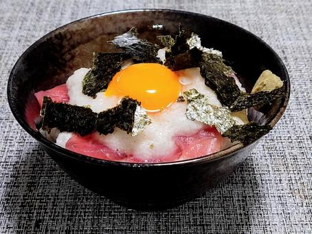 まぐろの山かけ丼の写真