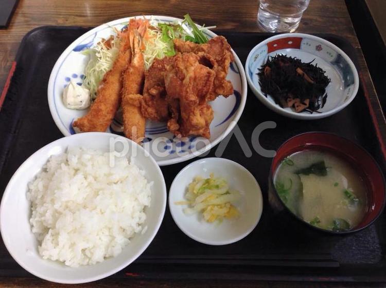 唐揚げ定食 唐揚げ,エビフライ,海老フライの写真素材
