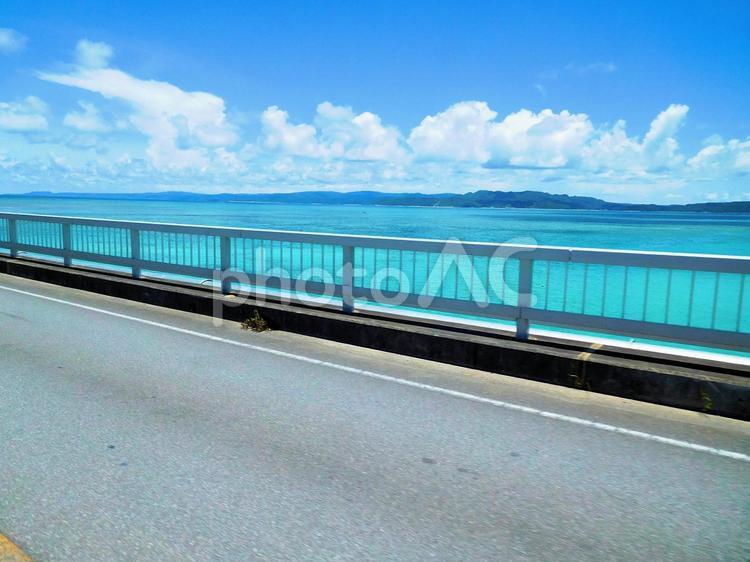 沖縄■海沿いの風景 海,空,エメラルドグリーンの写真素材