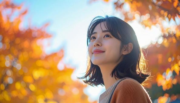 紅葉を鑑賞する若い日本人女性 紅葉を鑑賞する若い日本人女性の写真