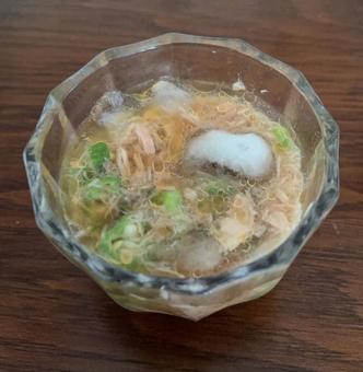 本つゆにオクラとツナ缶にゴマ油のつけだれ 本つゆにオクラとツナ缶にゴマ油のつけだれの写真