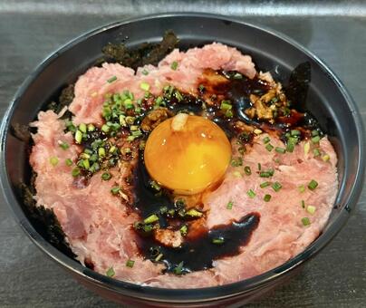 濃口醤油をネギトロ丼にかける ネギトロ丼,魚介類,日本の写真素材