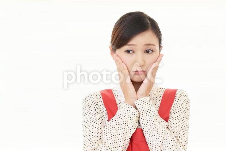 不安そうな表情の主婦 女性,主婦,母親の写真素材