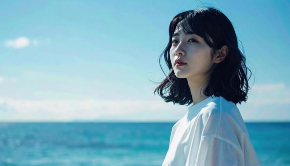 青い空と海を背景にした女性の夏イメージ 青い空と海を背景にした女性の夏イメージの写真