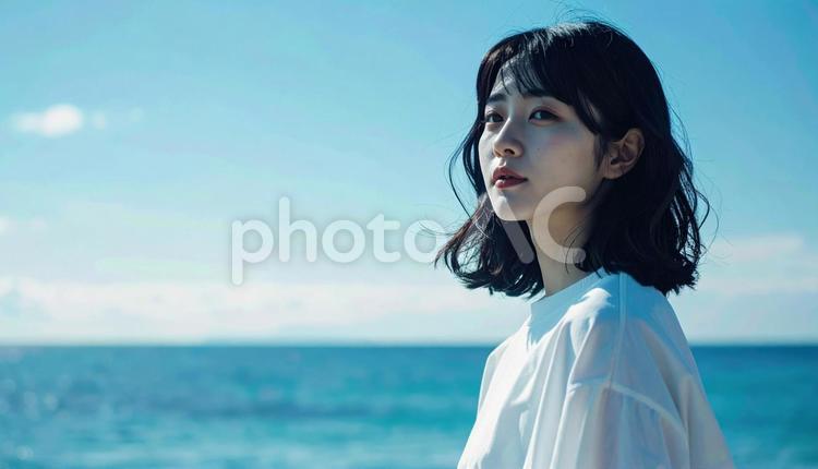 青い空と海を背景にした女性の夏イメージ 女性,海,青空の写真素材