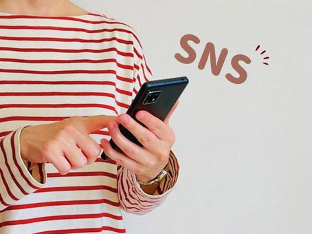 SNSを確認するボーダーの女性 SNSを確認するボーダーの女性 スマホ,sns,女性の写真素材