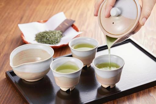 宝瓶で玉露を注ぐ 宝瓶で玉露を注ぐ 宝瓶,茶器,玉露の写真素材