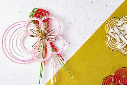 正月飾りの水引細工を並べた和風背景 水引,梅結び,飾りの写真素材