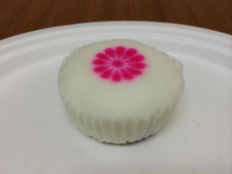 餡入り沖縄郷土菓子(蒸しパン)白かるかん 餡入り沖縄郷土菓子(蒸しパン)白かるかん かるかん,白,家紋の写真素材