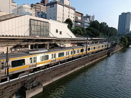電車 電車,駅,水辺の写真素材