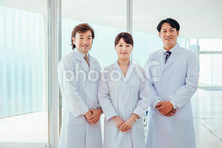 クリニックで働く白衣を着た男女（3人） 医者,病院,医療の写真素材