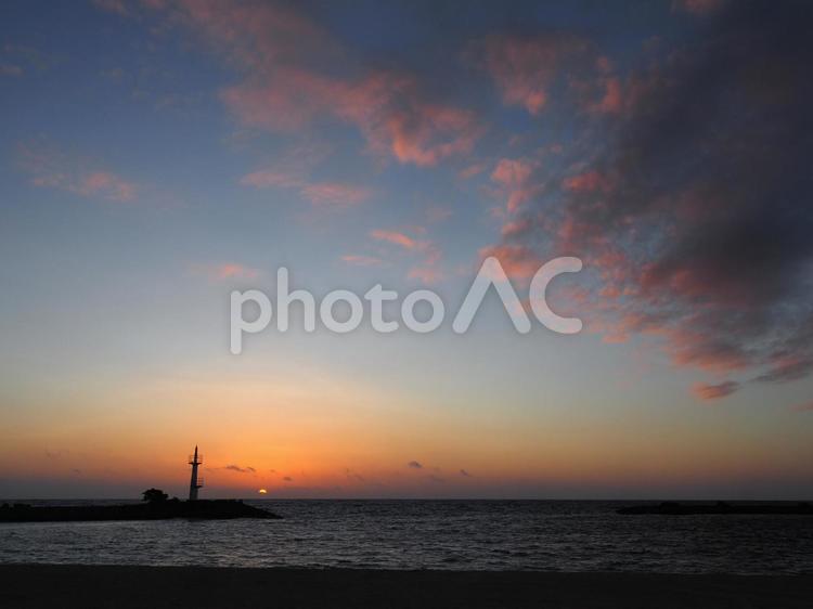灯台と夕焼けが綺麗な景色６ 夕日,海,灯台の写真素材
