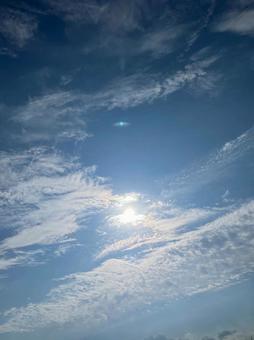 雲の隙間から覗く太陽 雲の隙間から覗く太陽の写真