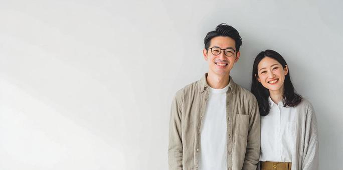親しみやすい笑顔の夫婦像 親しみやすい笑顔の夫婦像の写真