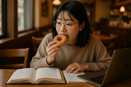 学生が勉強しながら食べるドーナツの写真