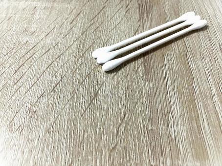 綿棒3本を並べて配置した写真 綿棒3本を並べて配置した写真 綿棒,コットン棒,衛生用品の写真素材