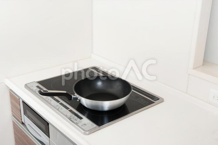 IHキッチンとフライパンで料理するイメージ イメージ,オール電化,キッチンの写真素材