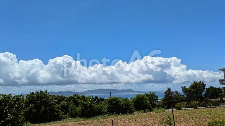 伊江島からみる本部半島と入道雲(横) 青空,海,空の写真素材