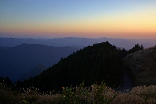 青空と山脈のグラデーションの秋の絶景 青空と山脈のグラデーションの秋の絶景 青空,空,グラデーションの写真素材