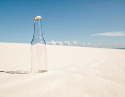 ビーチに落ちている美しいボトルの写真