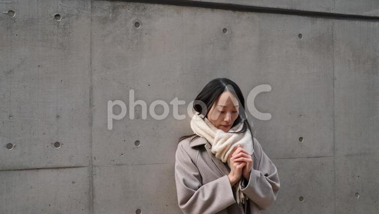 路地で待ち合わせをするマフラー姿の女性 ２０代女性,路地,神楽坂の写真素材