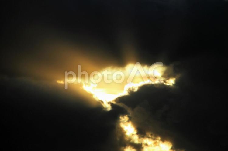 冬雲の間からこぼれる眩しい夕日 夕暮れ,冬,空の写真素材