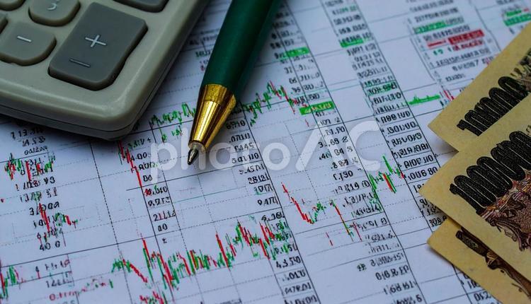 株価のチャートとボールペン　お金 株価,株,株価チャートの写真素材