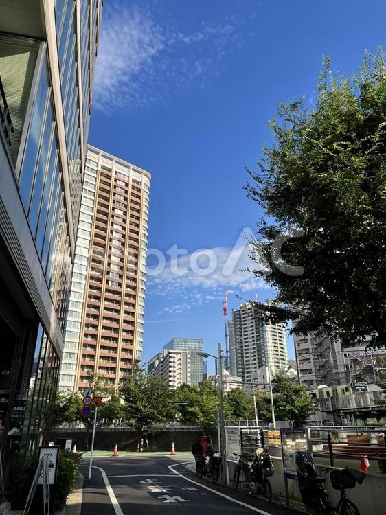 五反田の街からの青空 街並み,青空,空の写真素材