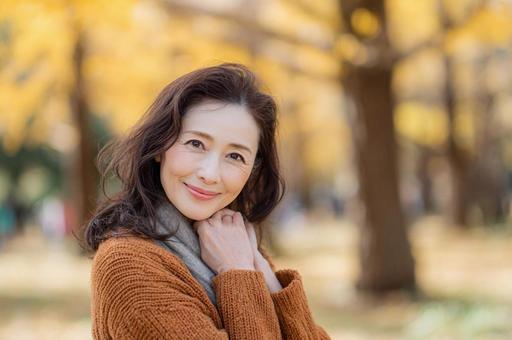 紅葉背景の女性-6の写真