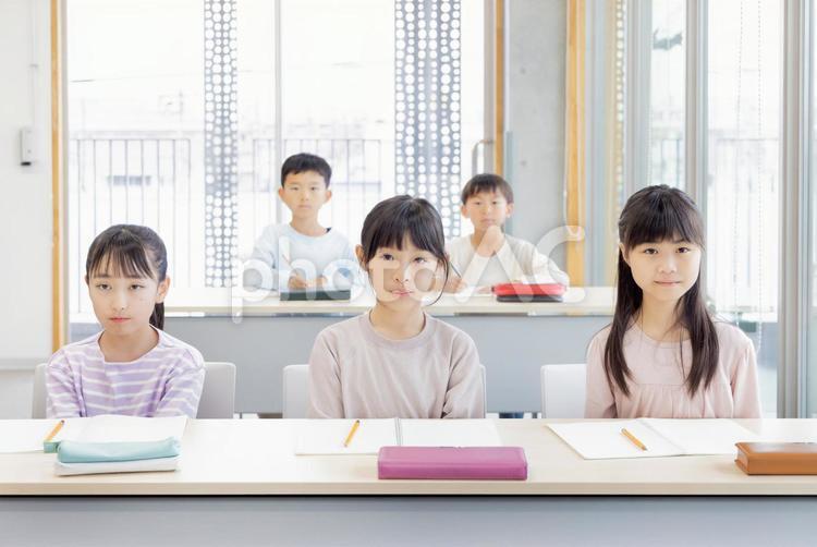 学習塾で勉強する小学生 小学生,塾,女性の写真素材