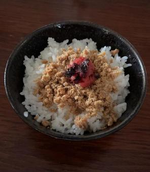 ご飯にさばフレークとかつお梅の茶碗飯 ご飯にさばフレークとかつお梅の茶碗飯 茶碗飯,あきたこまち,朝ご飯の写真素材
