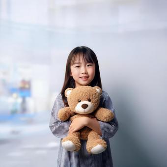 くまのぬいぐるみを持つ少女_2 くまのぬいぐるみを持つ少女_2の写真