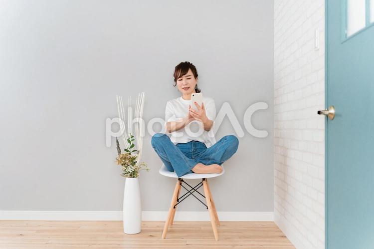 スマホを見て困る・嫌がるアジア人女性 スマホ,迷惑,悩むの写真素材