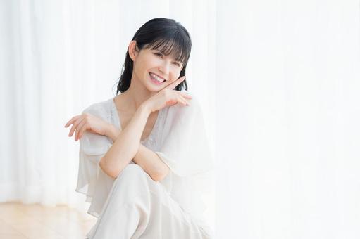 リビングでスキンケアをするミドルの女性 リビングでスキンケアをするミドルの女性 ビューティー,スキンケア,女性の写真素材