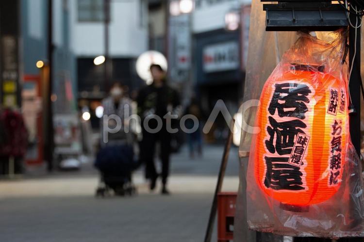 夕暮れ時の浅草飲み屋街 居酒屋,飲み屋,赤提灯の写真素材