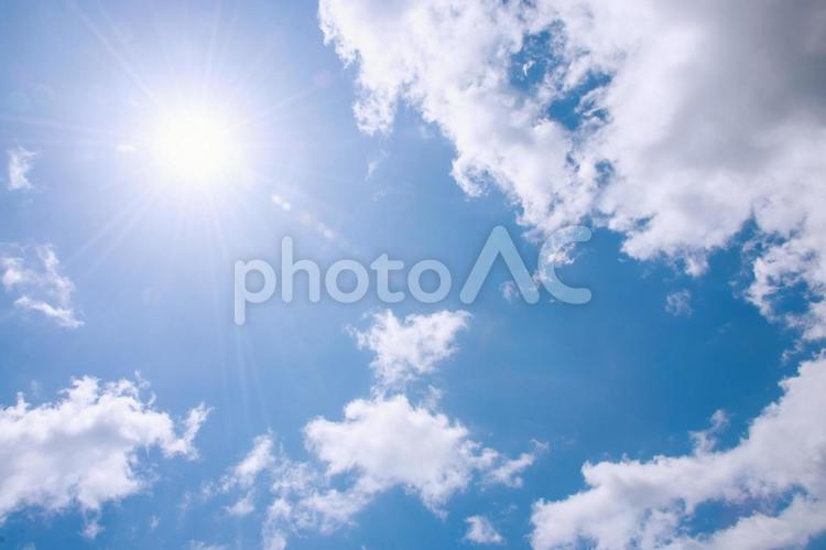 青空と太陽がまぶしい真夏の爽快な空模様2 夏,夏空,太陽の写真素材