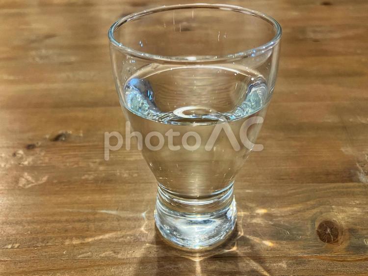 冷酒にはこのコップ３冷酒入れてみました 冷酒,コップ,テーブルの写真素材