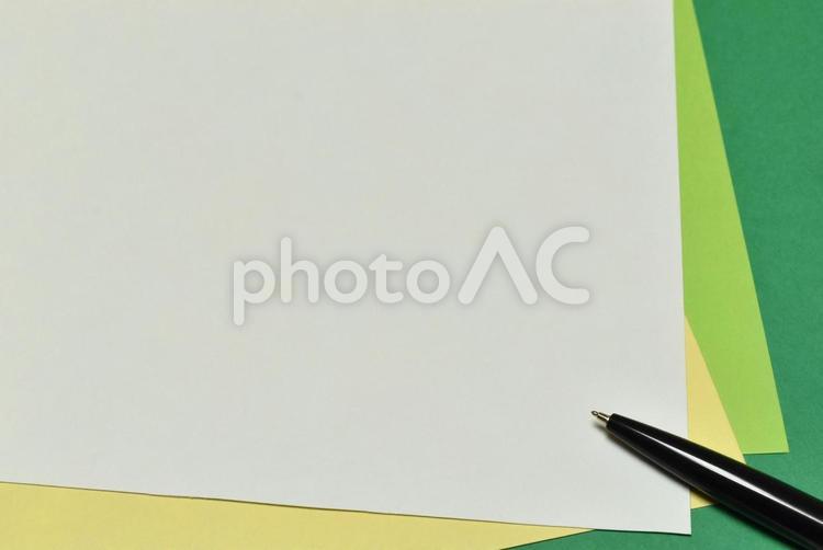 紙と色画用紙とボールペン（緑系） 紙,メモ,ボールペンの写真素材
