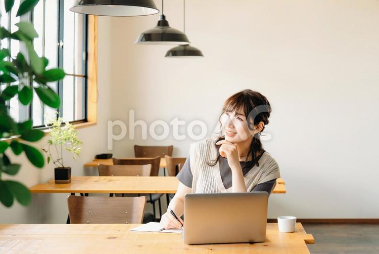 カフェで勉強する女性（考える） 勉強,執筆,大学生の写真素材