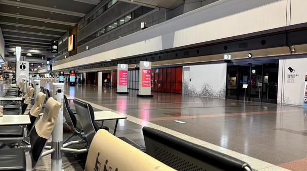 羽田空港　最終便出発後の出発ロビー　 羽田空港,第一ターミナル,第１ターミナルの写真素材