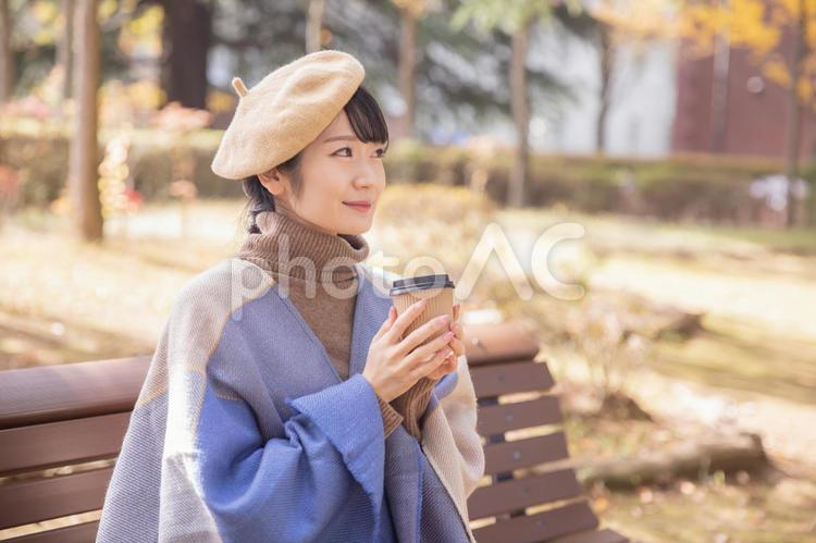 秋の公園でコーヒーを飲む女性 秋,コーヒー,ホットコーヒーの写真素材