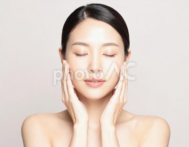 フェイスマッサージをする女性 女性,スキンケア,美容の写真素材
