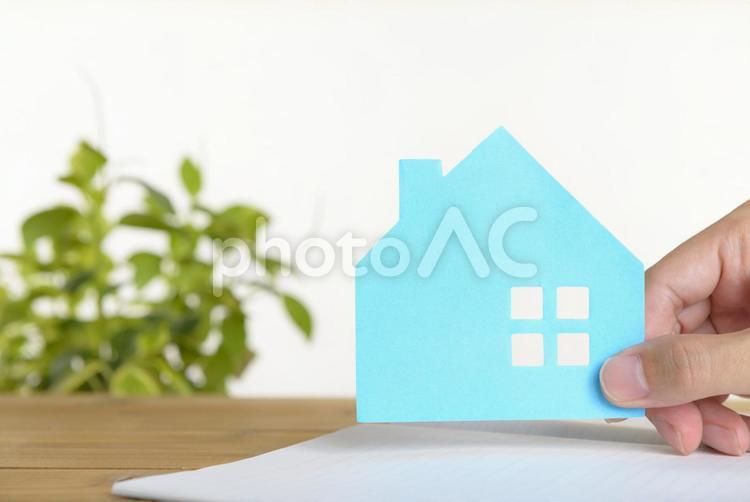 住宅模型を持つ人 住宅,家,土地の写真素材