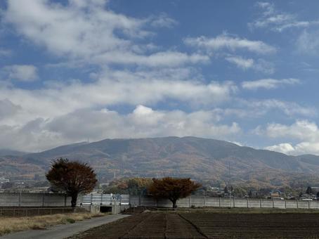 紅葉の高ボッチ山と高速道路（長野道） 高ボッチ山,紅葉,秋の写真素材