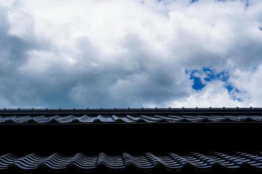 日本家屋の屋根越しに見る夏空 日本家屋の屋根越しに見る夏空の写真