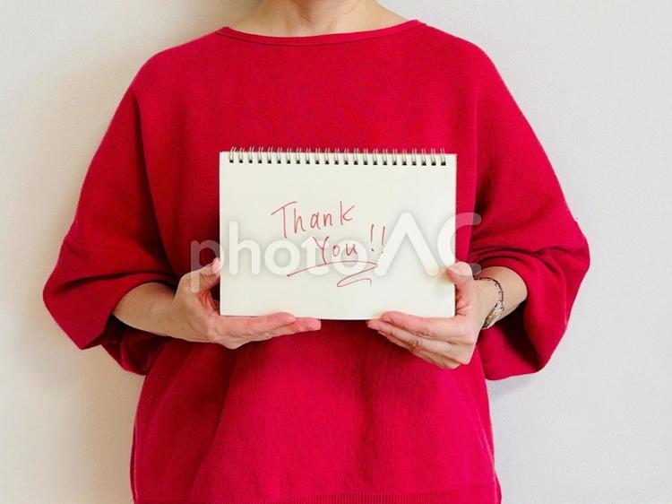 ThankYouと書かれたノートを持つ女 ありがとう,メッセージ,女性の写真素材