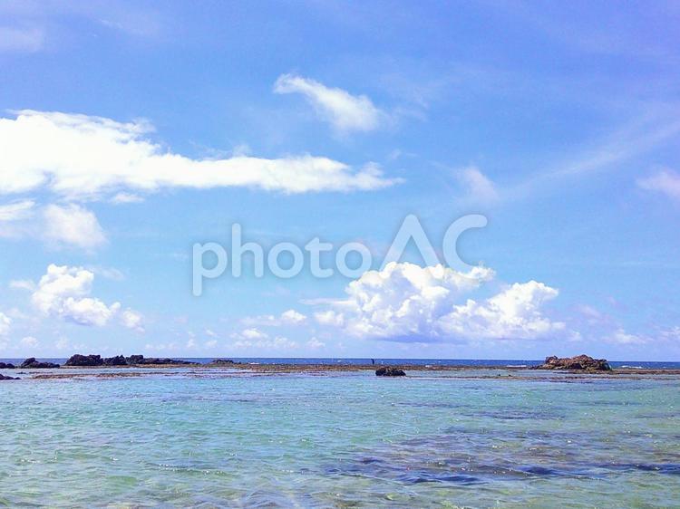 誰もいない奄美の海辺 静か,海辺,海の写真素材