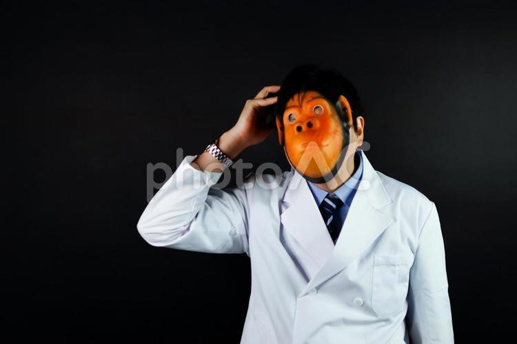 猿のマスクをかぶる医者 医者,マスク,猿の写真素材