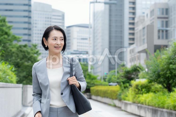 オフィス街で働くミドルのビジネスウーマン ビジネス,女性,通勤の写真素材